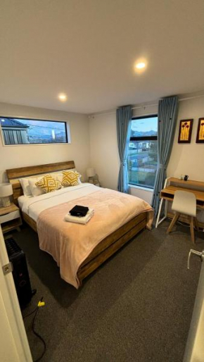 Close to City and Beach - Modern Home with Garage, Christchurch